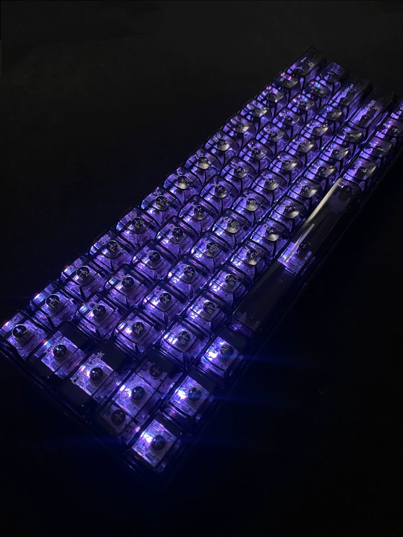 Teclado gamer, mecânico, preto com detalhes vermelhos e transparência de 1%