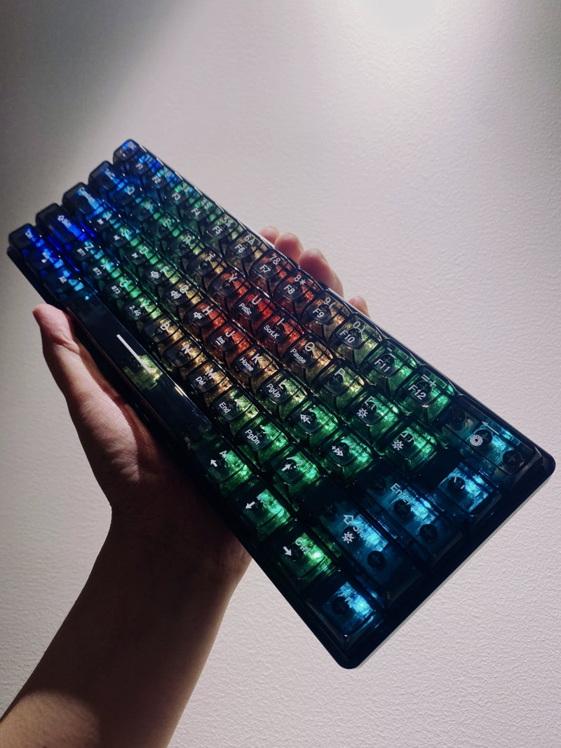 Teclado gamer, mecânico, preto com detalhes vermelhos e transparência de 1%