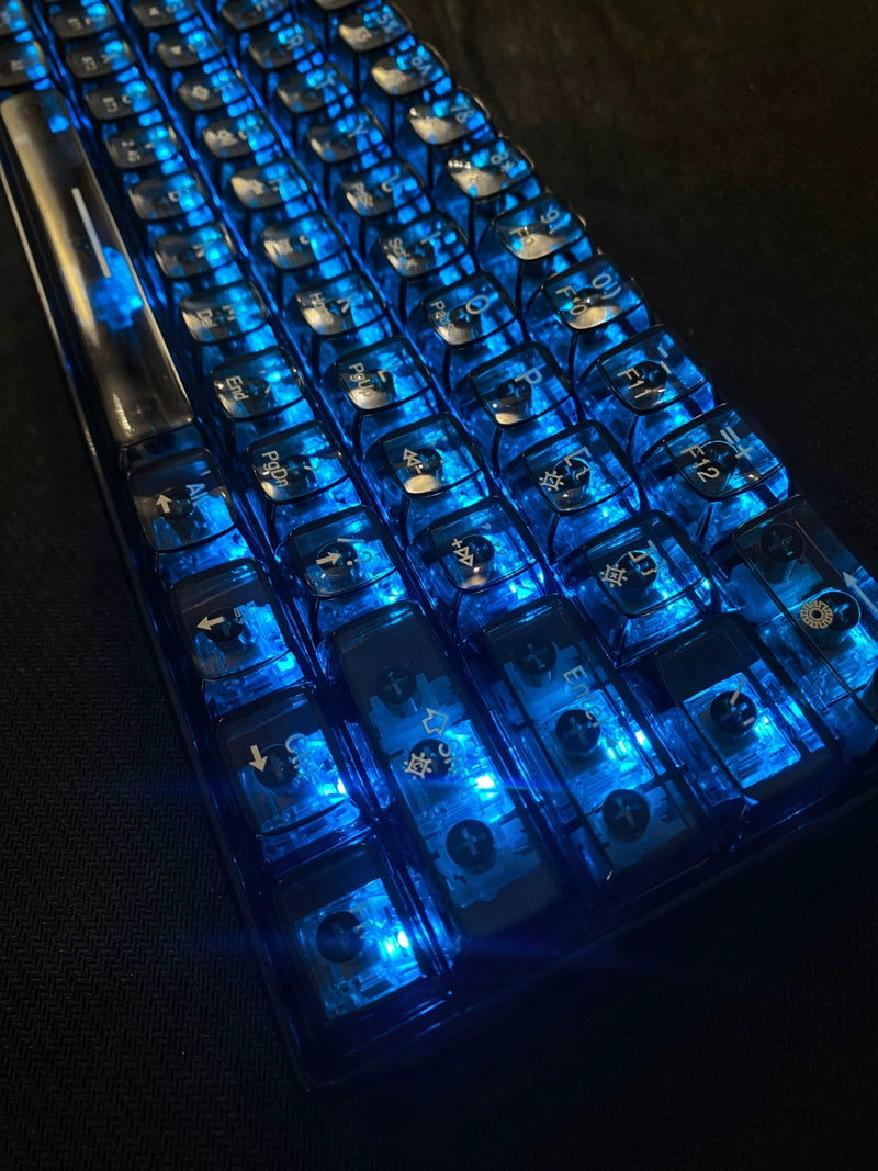 Teclado gamer, mecânico, preto com detalhes vermelhos e transparência de 1%