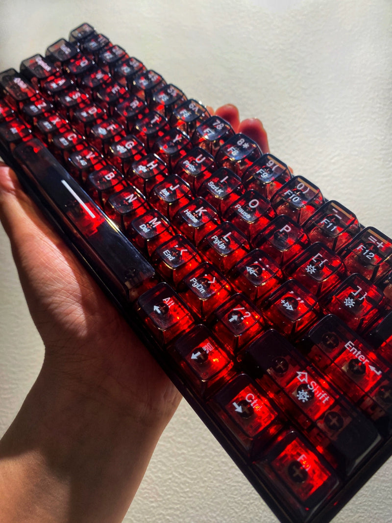 Teclado gamer, mecânico, preto com detalhes vermelhos e transparência de 1%